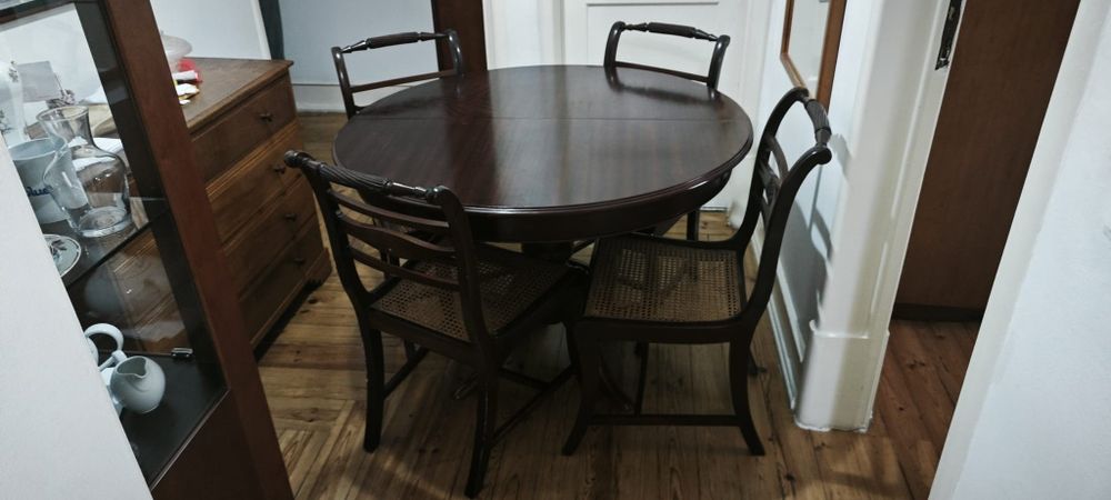 Mesa extensível e 6 cadeiras