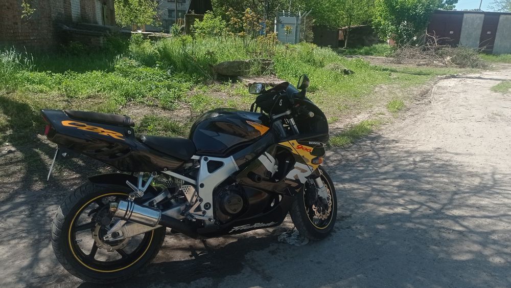 Спорт мотоцикл в хорошому стані вложень не потребує сів та поїхав