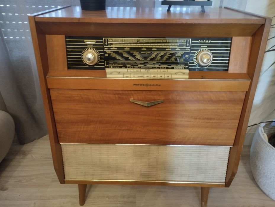 Móvel rádio e gira discos