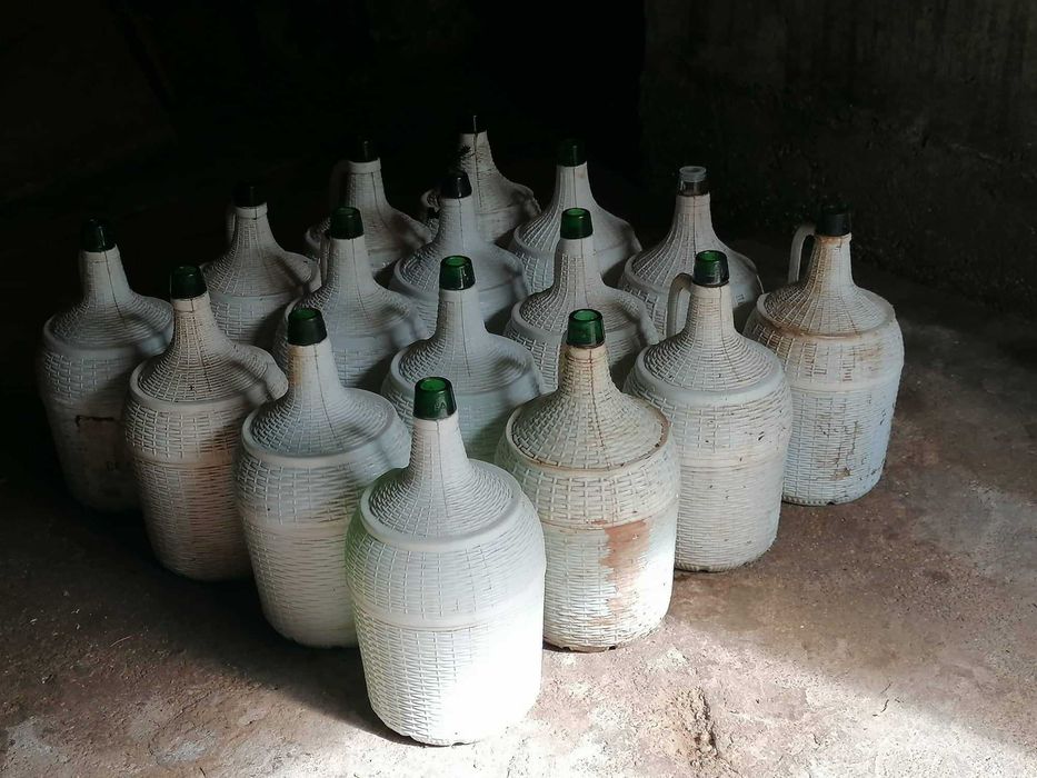 Garrafões de 5 Litros em vidro com cobertura de plástico