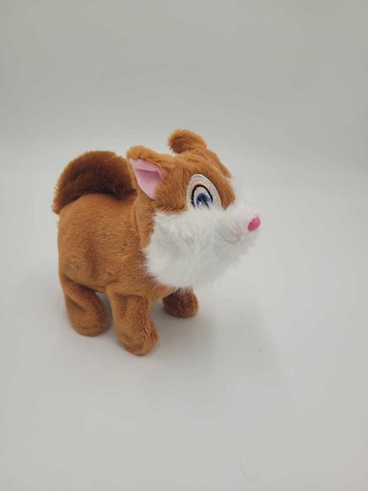 Wiewiórka na baterie chodząca rusza ogonem noskiem