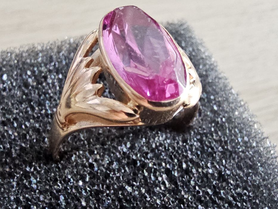 Anel ouro com pedra rosa