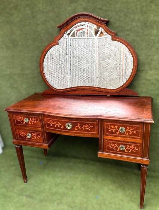 Toucador antigo, em perfeito estado, medidas sem espelho; 46X77X113 cm