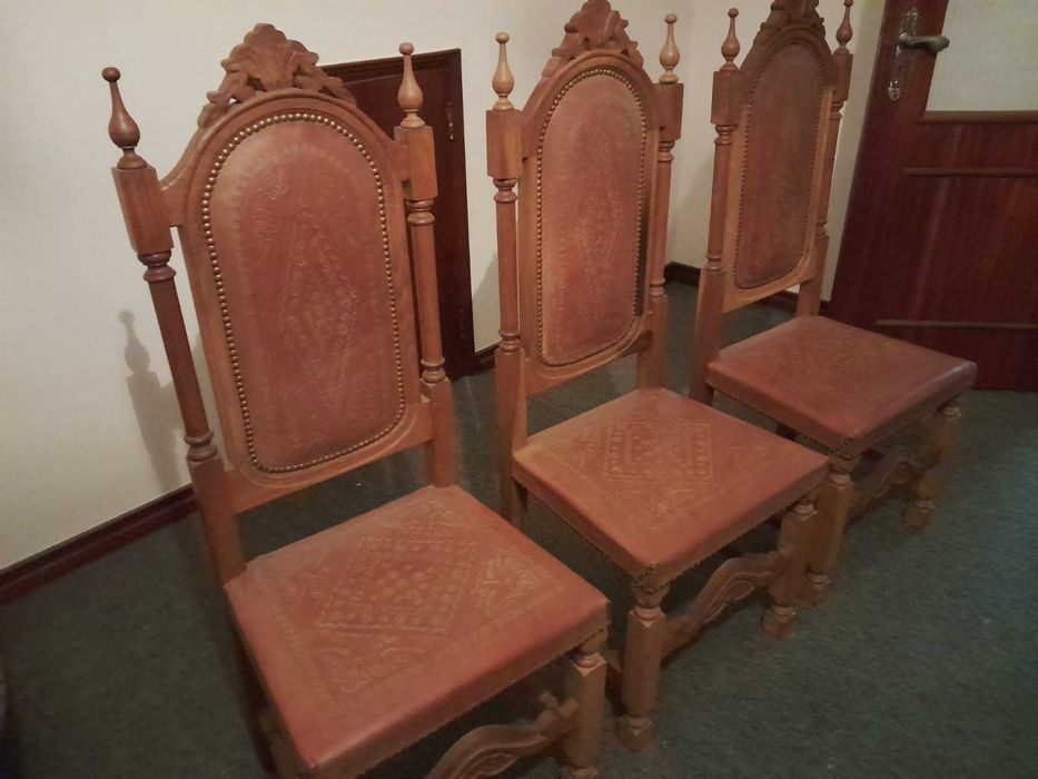 Mesa de sala com 8 cadeiras.