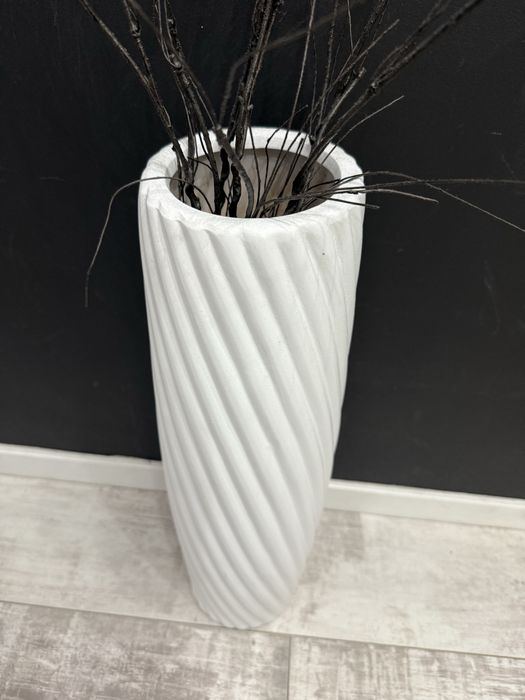 Wysoki ceramiczny wazon
