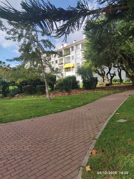 T2 + 1 no melhor local de Carcavelos