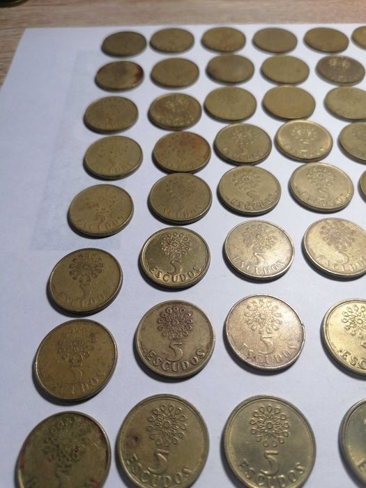 Conjunto de 64 moedas de 5 escudos valor actual 15,14 euros