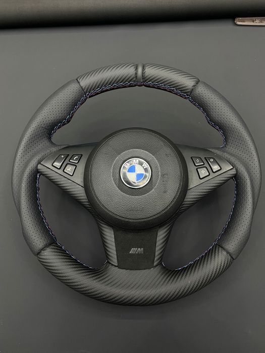 Apresentamos  volante BMW E 60  estofado em pele perfurada e carbono,