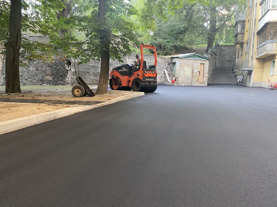 Укладка асфальтний крошка  ремонть площадок асфальтирование участок