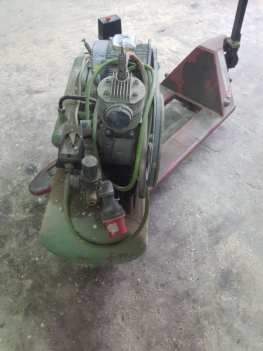 Sprężarka, kompresor powietrza tłokowy.