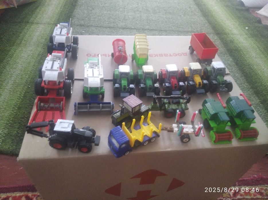 Різні моделі трактори і комбайни