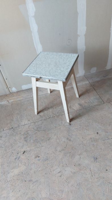 Стулья,табуретки,металлическая подставка