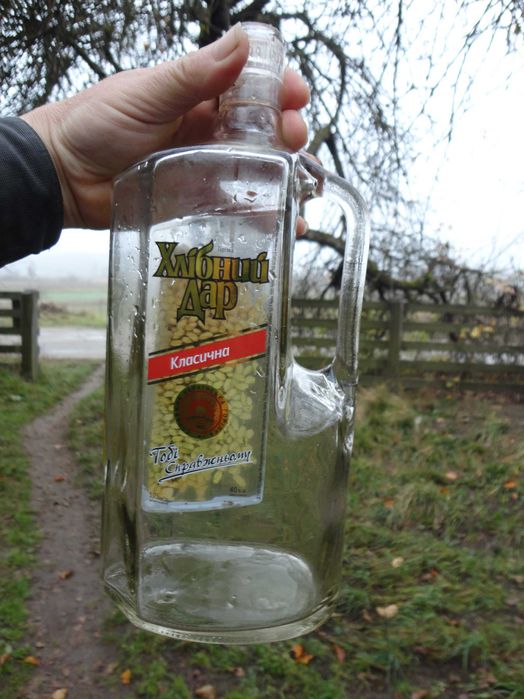 Велика бутилка з ручкою як графин.