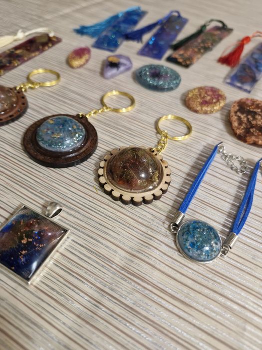 Bransoletka z kwiatem zatopionym w żywicy