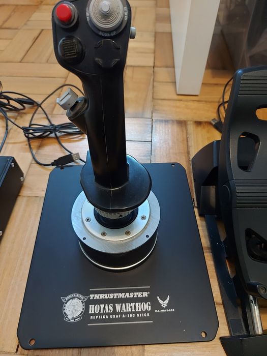Hotas Warthog com pedais thrustmaster