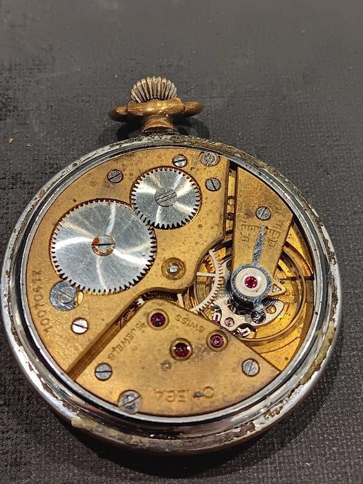 Relógio de bolso marca Ómega a funcionar