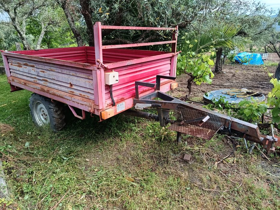 Reboque para motocultivador em bom estado só precisa de uma pintura