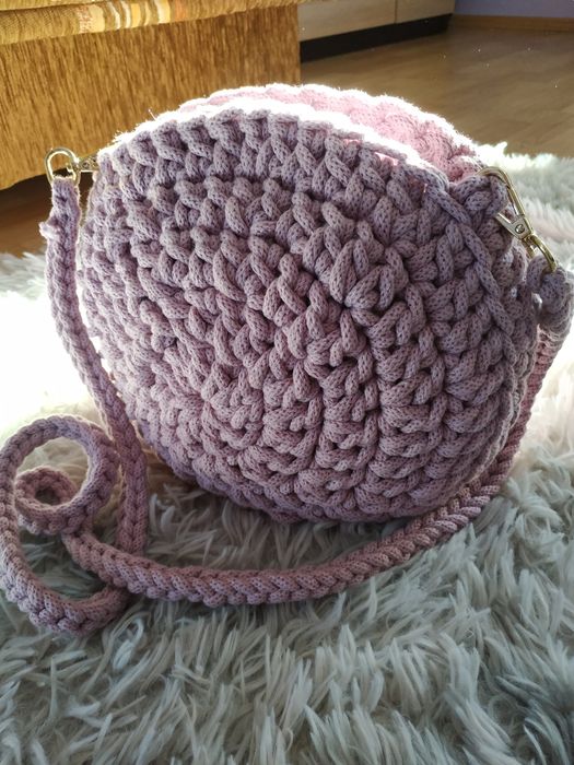 Okrągła torebka na szydełku brudny róż z suwakiem i materiałem