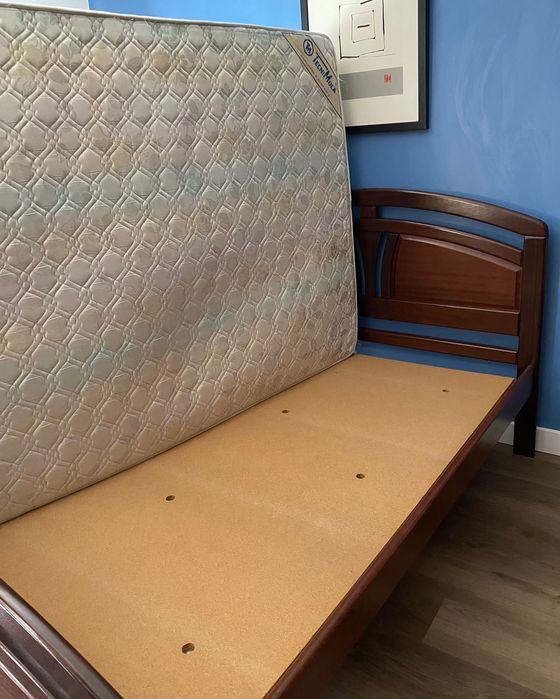 Cama em madeira de castanho