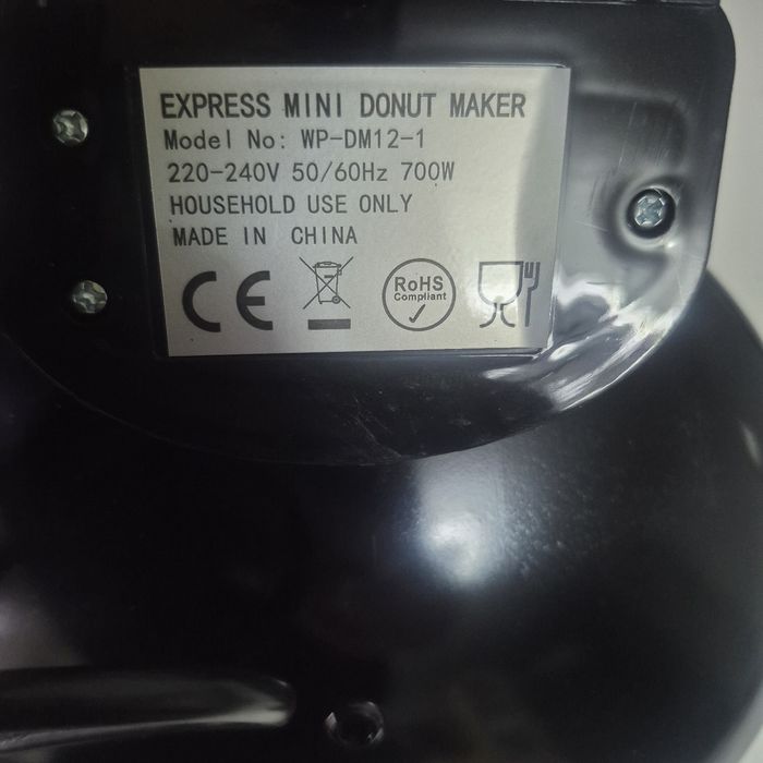 Ta kompaktowa, ale wydajna maszyna do pączków o mocy 700 W jest idealn
