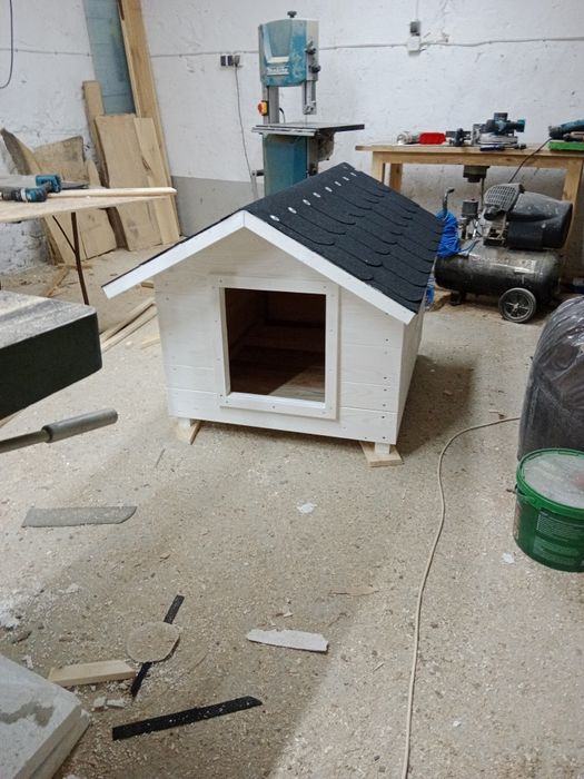 Buda dla psa drewniana