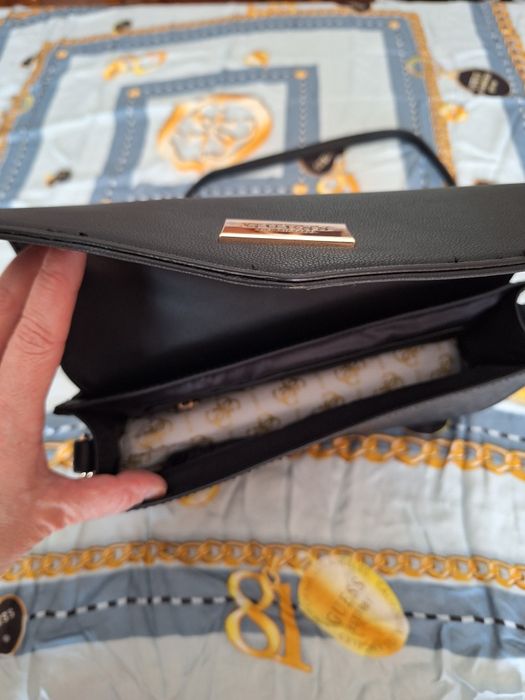 Guess: Mala preta + lenço tons azuis e dourados. Novo