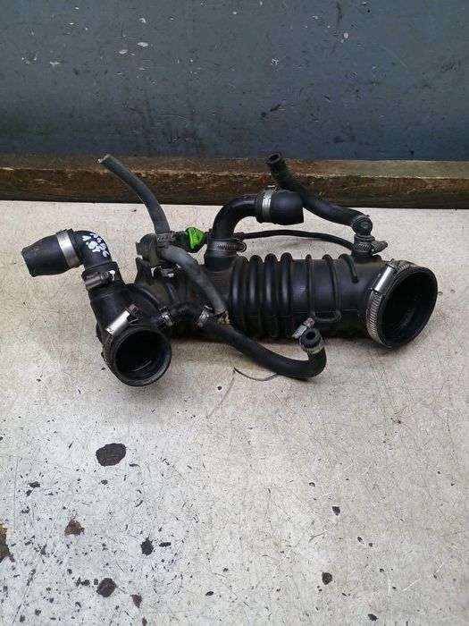 Rura przewód Dolotu dolot Tip + zaworek zaworki turbiny 06B133356AA Audi A4 B6 1.8 Turbo