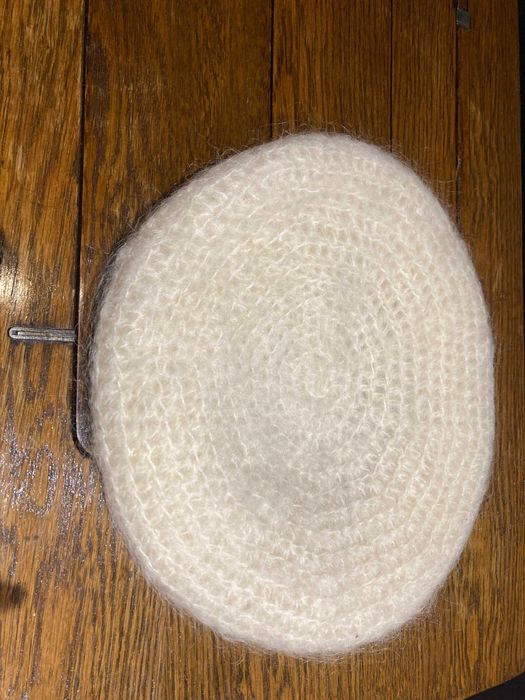 Beret /czapka/ kremowy, wykonany ręcznie, z wszytą flizeliną