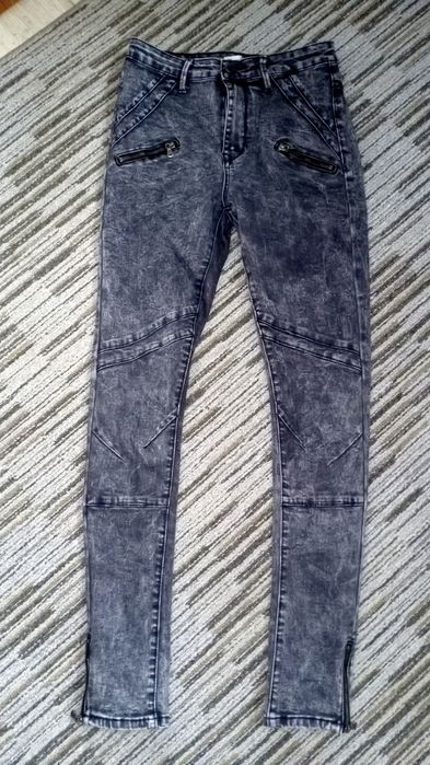 Jeansy czarne nakrapiane z wysokim stanem rurki ozdobne suwaki przy no