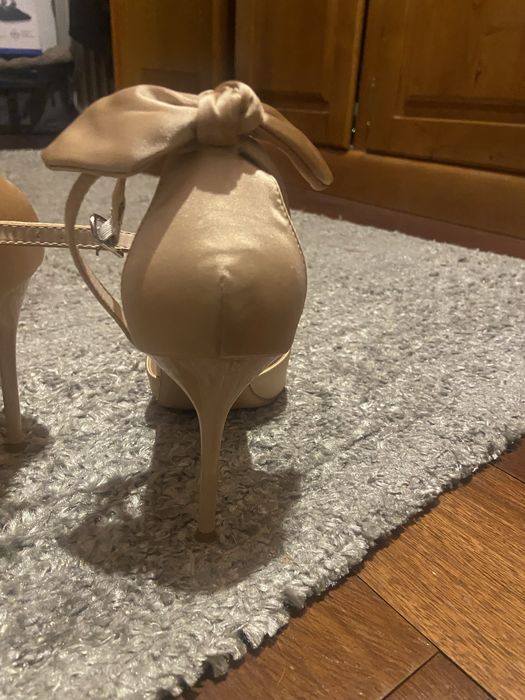 Sapato cetim bege tamanho 40