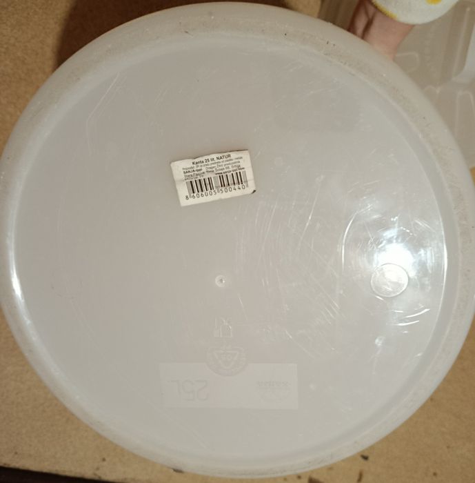 Ведро,бак с крышкой.