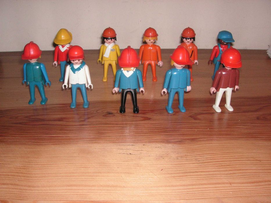 Playmobil Figures with Geobra 1974 Visor Caps