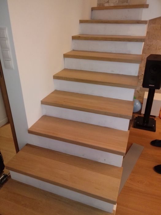 Schody drewniane stopnie półkowe barierki parapety