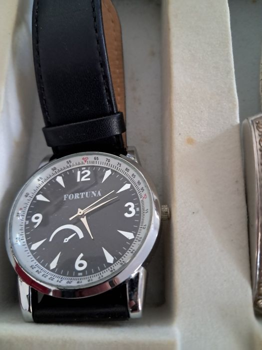 Vários relógios com caixa