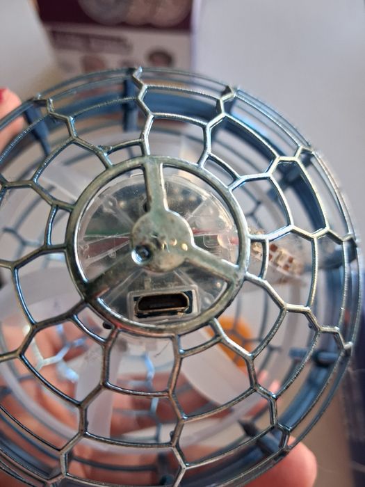 Latająca kula świecąca