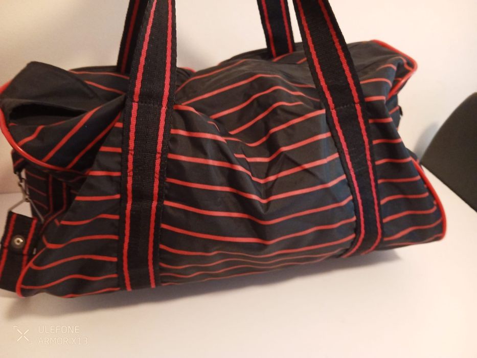 Saco para viagem ou desporto.