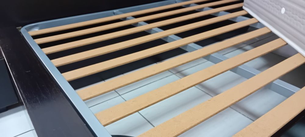 Cama de casal+Mesinhas cabeceira+colchão novo