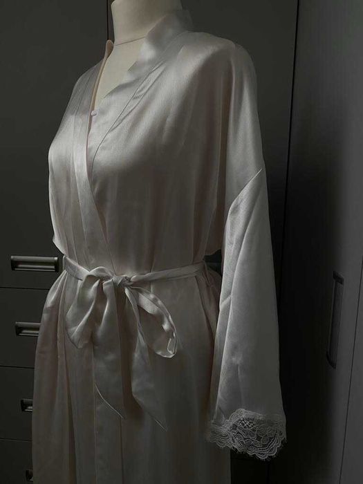 Victoria's Secret Długi satynowy szlafrok z koronką