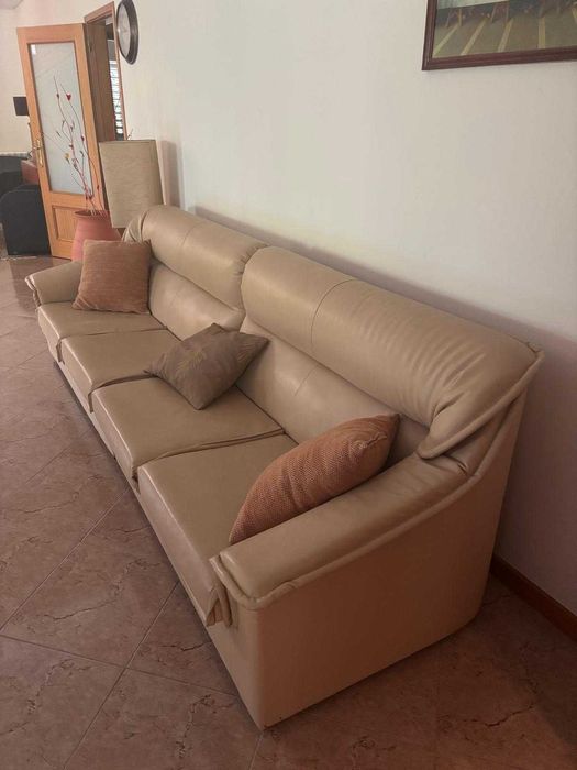 Sofá comprido bege