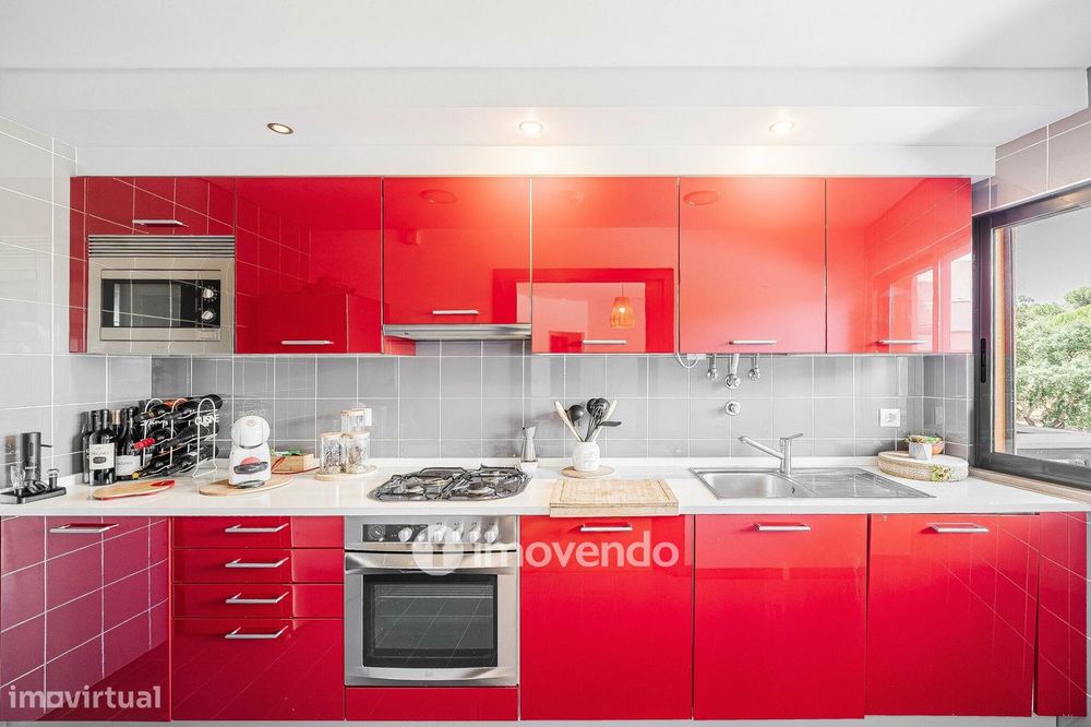 Apartamento T1 moderno, com varanda e áreas amplas, em Corroios