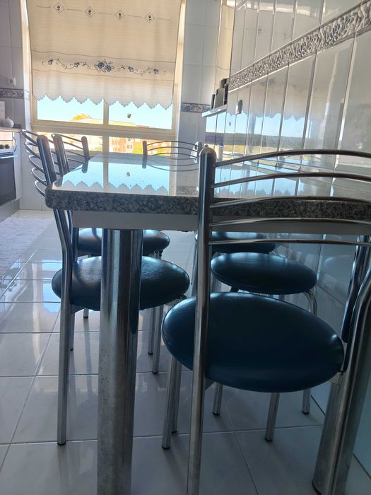 Casa de cozinha com cadeiras