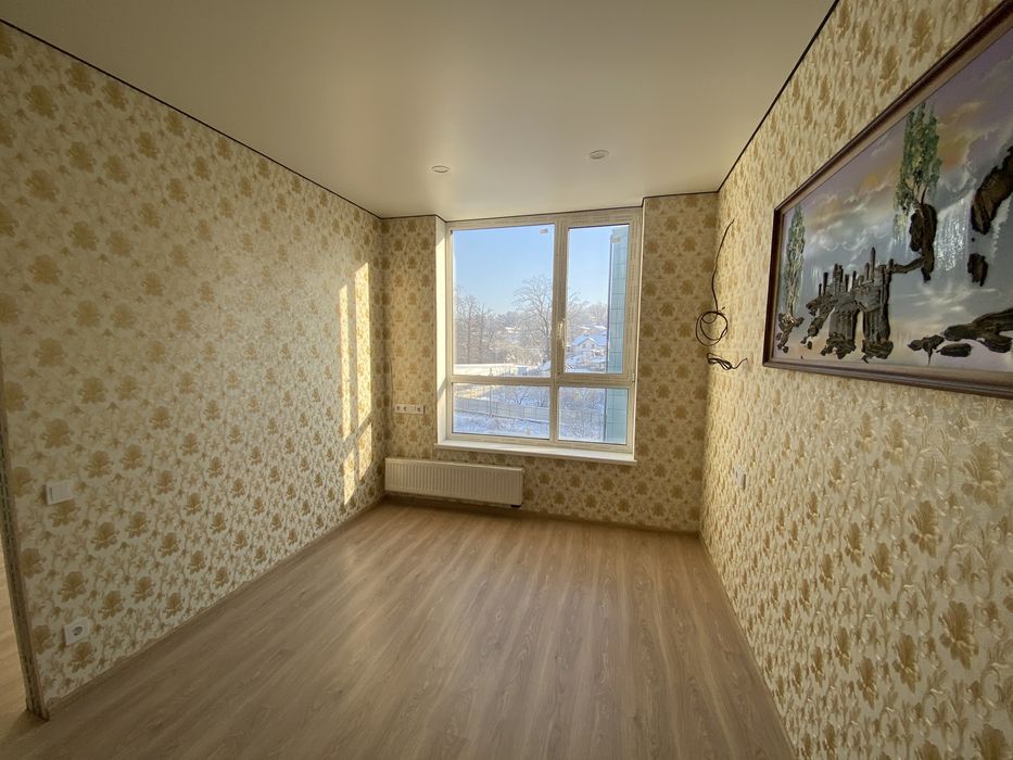 Простора квартира з гардеробом, газове опалення, середній поверх