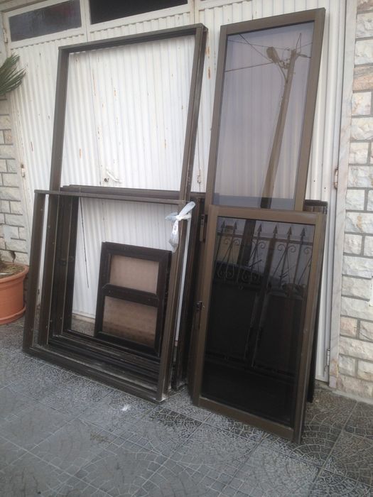Conjunto de Portas, Janelas e Montra em Alumínio Castanho – Usados – Vidro Simples – Bom Estado