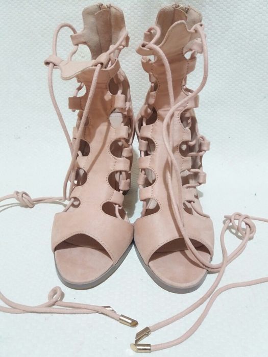 Sapatos (Botins) de salto alto abertos com atacadores (Novos - Tam.37)