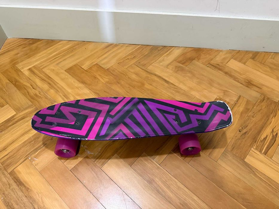 Skate Cruiser de Plástico 22" Roxo, rodas rosa, pronto a andar