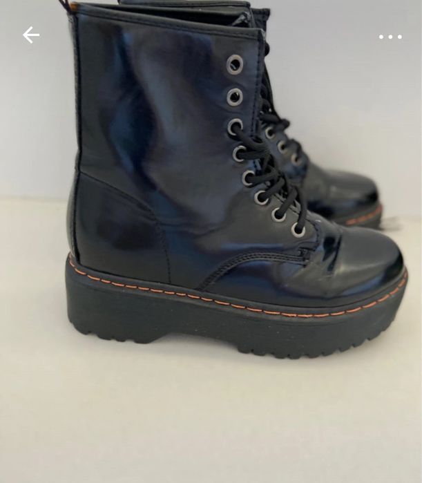 Botins pretos com atacadores e tacão alto