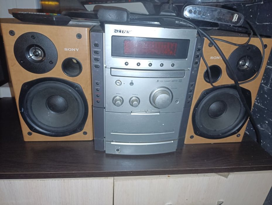 Продам sony на 5 дисков. И две кассеты.