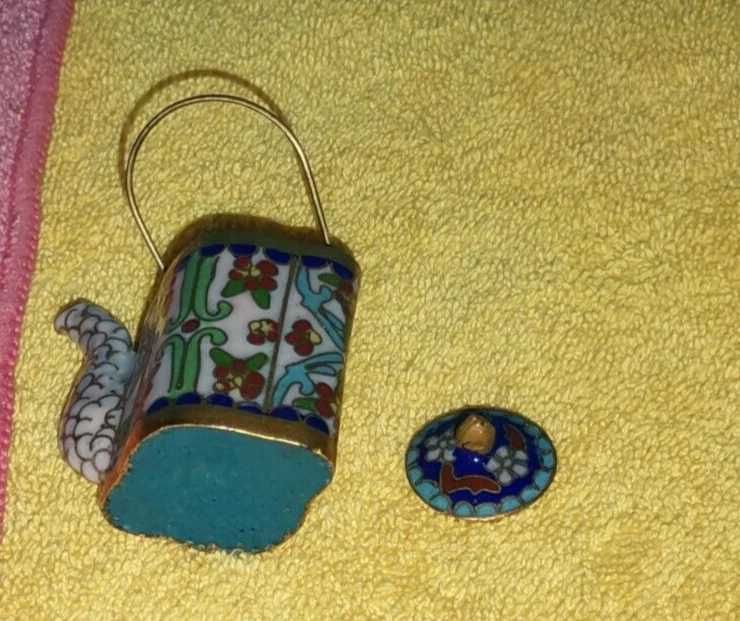 Bule em miniatura decorativo 
feito com a técnica de esmalte cloisonné