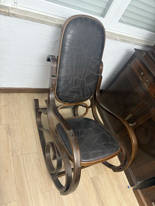 Cadeira de baloiço em madeira e em pele