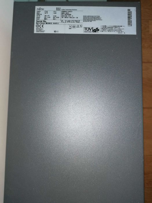 Servidor Fujitsu FSC PRIMERGY TX100 S1 (XEON) em funcionamento